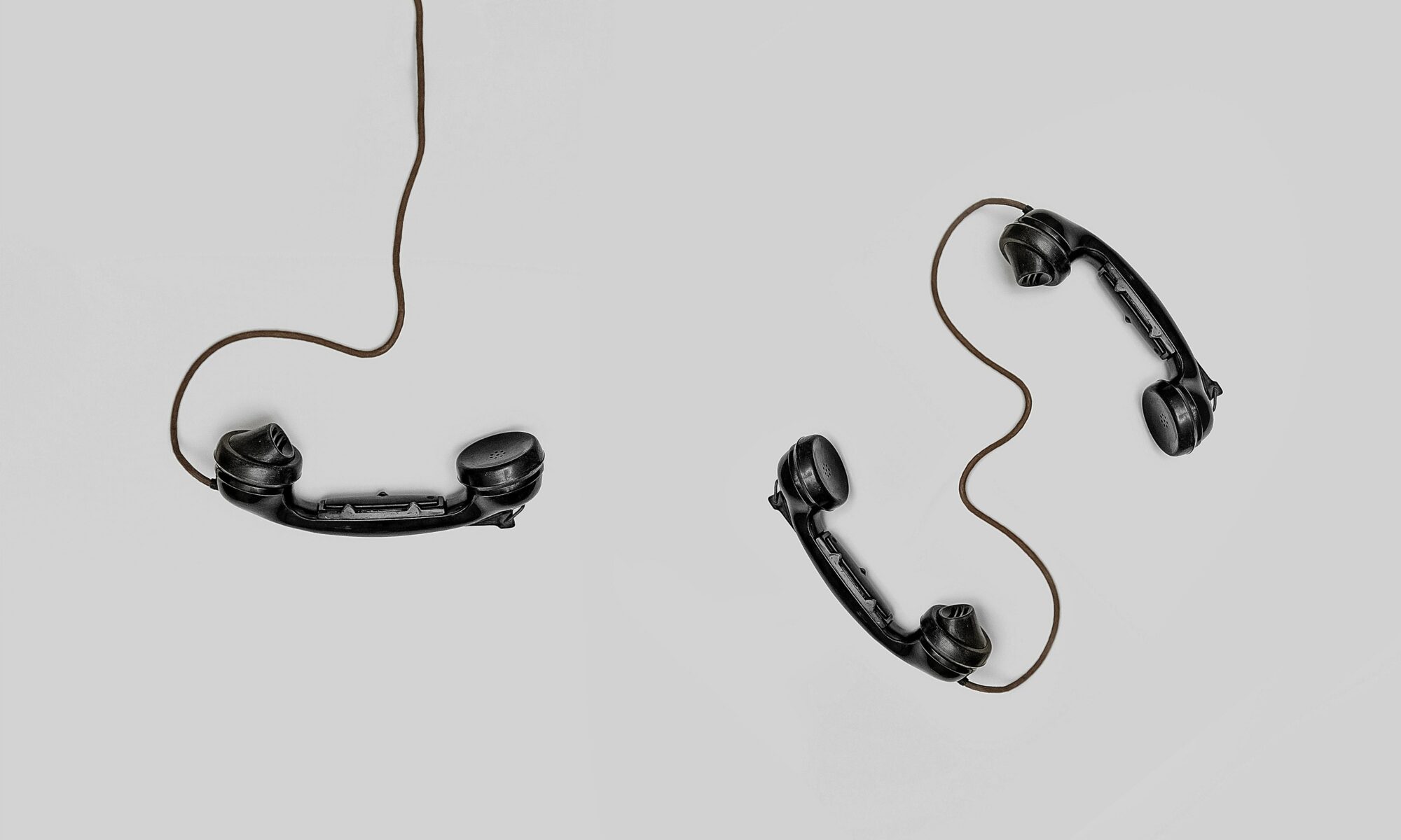 Foto zeigt 3 Telefonhörer